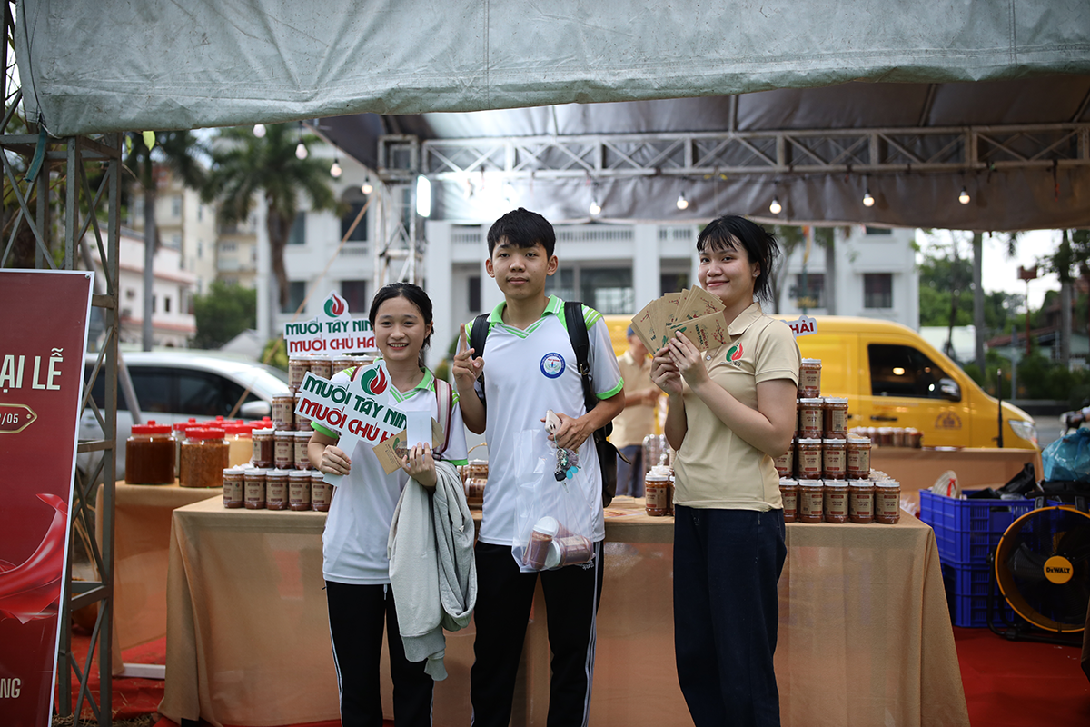 chuong-trinh-mua-2-hu-muoi-xe-1-tui-mu-duoc-thu-hut-duoc-nhieu-khach-hang