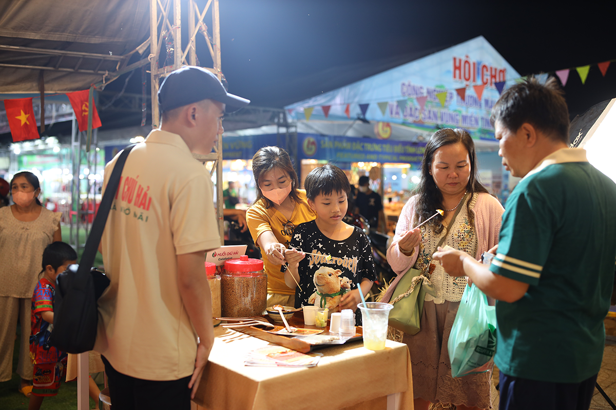 khong-khi-nhon-nhip-cua-muoi-chu-hai-trong-hop-cho-ocop-tay-ninh