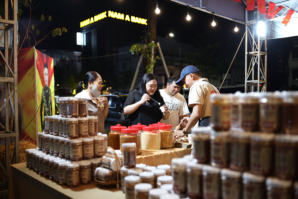 quay-thu-da-dang-loai-sot-va-muoi-chu-hai-de-khach-hang-thu-va-cam-nhan