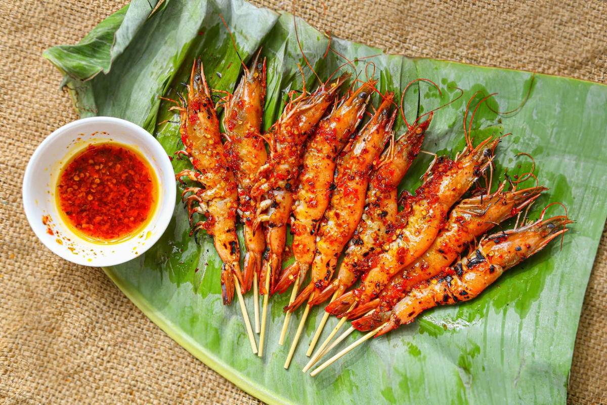 tom-nuong-duoc-uop-cung-sa-te-va-sot-cham-chu-hai