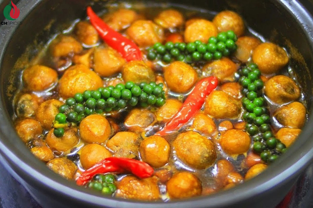 nam-rom-kho-tieu-ket-hop-voi-muoi-tieu-chu-hai-tao-su-dam-da-va-bat-mieng
